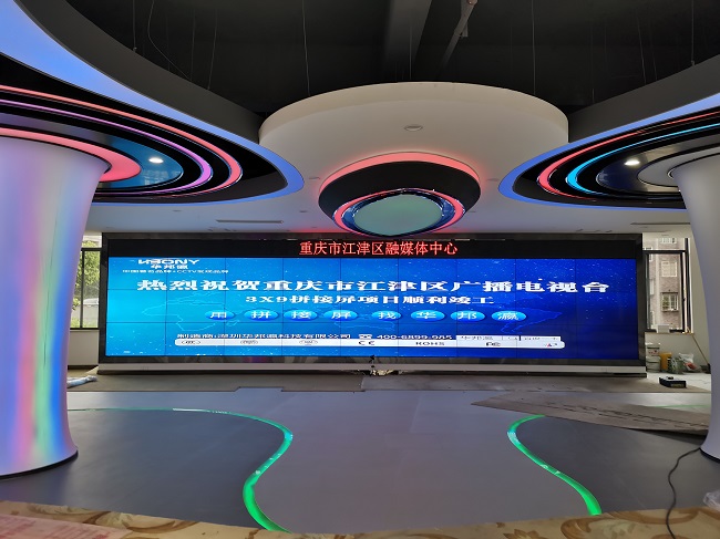 華邦瀛科技 55 寸 1.8mm 液晶拼接屏，為會議室?guī)砣麦w驗